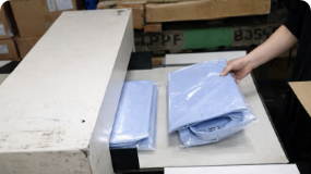 検針器による検査作業